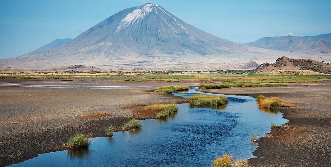 le Volcan Ol Doinyo Lengai depuis le lac Natron